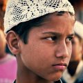 阿哲，kanju.ai 内容运营，年轻男性，在地铁上阅读纸质书，氛围安静，插画风格。